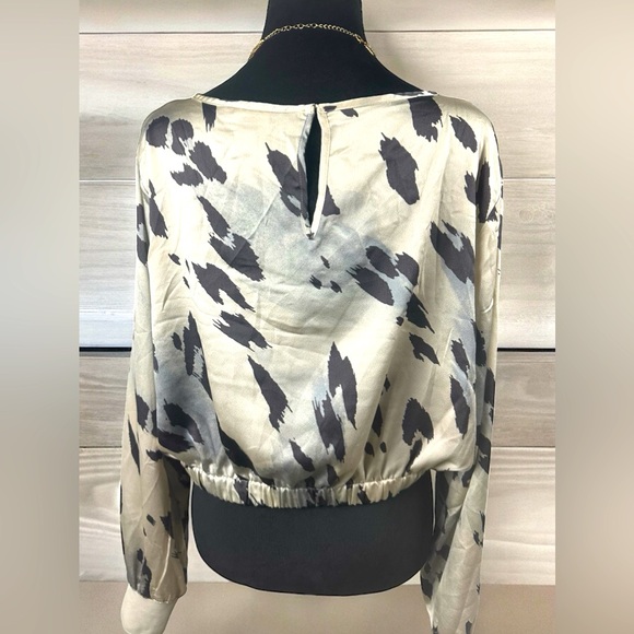 short blouse . express brand, size L, beige with coffee color. - Picture 4 of 10